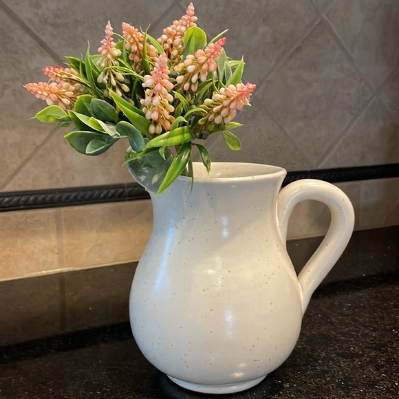Italian pottery 6 1/2” creamy beige with brown speckled pitcher/vase with posies - Picture 2 of 10